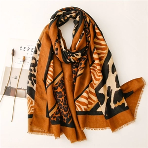 Écharpe femme effet coton-lin avec motifs léopard et zèbre et bords à franges