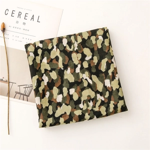 Vue détaillée d'un châle à imprimé camouflage avec franges et texture en lin doux