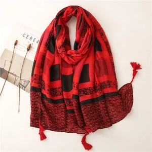 Écharpe à carreaux rouges et noirs avec glands rouges et texture douce en coton