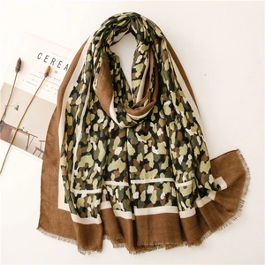 Détail de l'écharpe camouflage avec texture douce et finitions à franges délicates