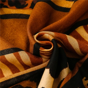 Gros plan sur le tissu d'un châle au motif léopard avec une texture douce et souple