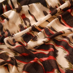 Primer plano de bufanda con estampado de leopardo y cebra con borlas y textura