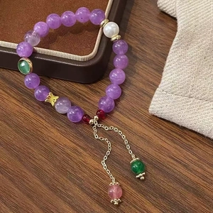 Bracelet perlé violet élégant avec breloque papillon et perle sur plateau en cuir
