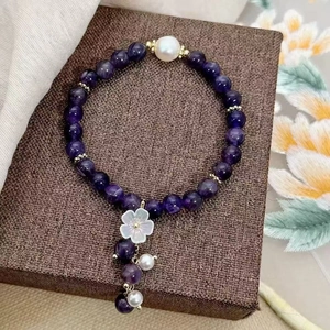 Bracelet élégant en améthyste violette avec perle blanche et pendentif à fleurs et pompons