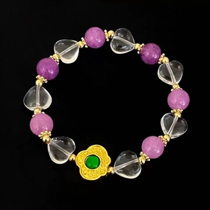 Détail macro du bracelet perlé violet avec un pendentif floral doré de style vintage