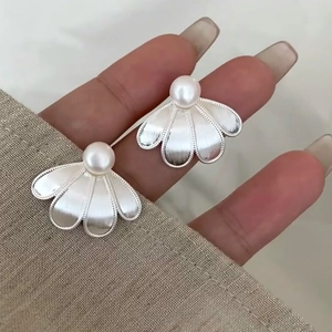 Elegant fan-shaped pearl earrings in brushed silver metal for a modern Chinese style