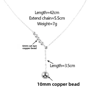 Détail du collier argenté avec perles en cuivre œil de chat 6mm et grand pendentif boule
