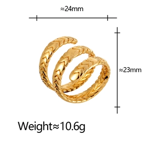 Bague serpent dorée avec texture tissée et structure en double spirale sur fond blanc