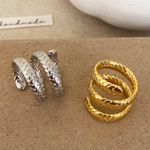 Bague spirale minimaliste avec texture motif épi en couleurs argent et doré