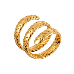 Bague spirale triple dorée élégante avec motif ondulé texturé sur fond blanc épuré