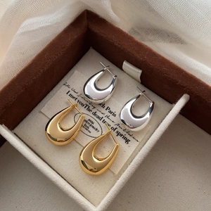 Boucles d'oreilles minimalistes en forme de U or et argent dans un coffret cadeau