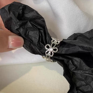 Dettaglio anello fiore argento traforato con pietra di zircone centrale incastonata