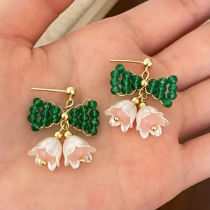 Boucles d'oreilles muguet fait main avec nœud vert et accents floraux en pierre rose