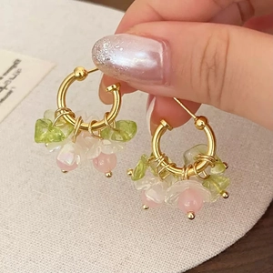 Boucles d'oreilles créoles dorées avec pierres naturelles et pétales de fleurs d'été