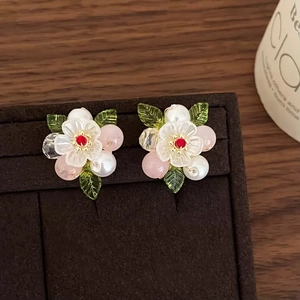 Boucles d'oreilles fleurs avec pierres naturelles et perles dans leur boîte à bijoux