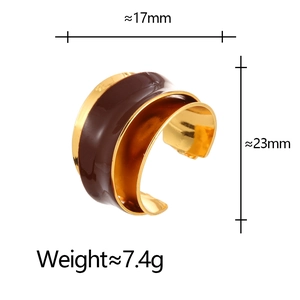 Detailansicht eines goldenen C-Rings mit brauner Emaille und 23 mm Höhenmessung
