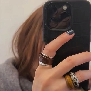 Retro-Ring-Set mit braunem Harz und Marmor-Textur im luxuriösen Vintage-Design