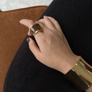 Detailansicht eines vintage Doppel-Rings mit brauner Emaille und goldenem Armreif