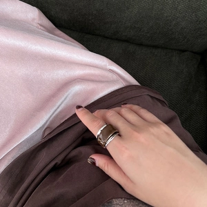 Nahaufnahme eines breiten bernsteinfarbenen Harzrings mit Silberkanten im Vintage-Stil