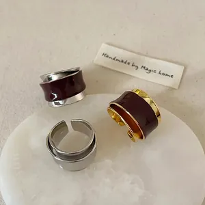 Vintage unregelmäßige Doppelringe mit tiefroter Emaille und polierter Metalloberfläche