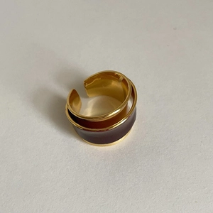 Detailansicht der Retro-Gold-Doppelschicht-Ring mit tief burgunderroter Emaille