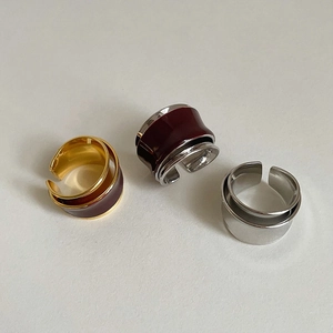 Detailansicht der mehrlagigen Vintage-Emaille-Ringe in Burgunderrot und glänzendem Silber