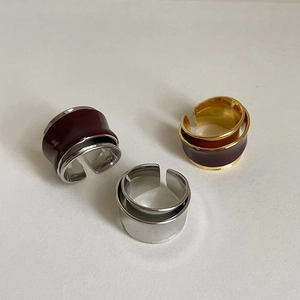 Nahaufnahme von doppelreihigen verstellbaren Ringen mit Emaille und Metallglanz