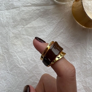Detail eines Vintage Doppelring-Golddesigns mit braunem Öl-Finish an der Hand