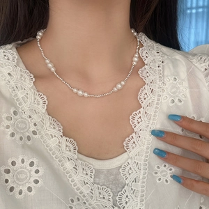 Elegant pearl and silver bead necklace for women with minimalist French fashion design