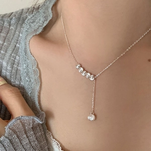 Collier élégant en Y argenté avec des perles brossées sur une chaîne minimaliste