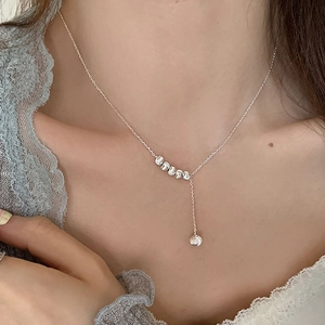 Collier en Y argenté élégant avec perles œil de chat et glands sur le décolleté