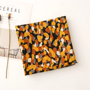 Détail du châle en coton et lin doux avec imprimé camouflage abstrait orange et gris