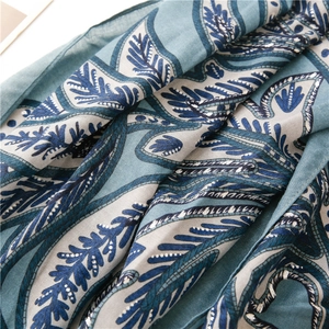 Detail eines dunkelblauen Paisley-Baumwollschals mit eingewebten silbernen Metallfäden