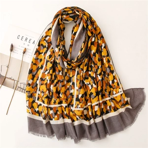 Châle léopard doux pour femme avec imprimé orange artistique et bords à franges