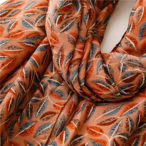 Gros plan sur l'écharpe en coton et lin avec motifs de feuilles et texture tissée
