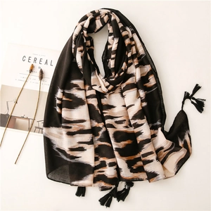Bufanda de moda con estampado de leopardo, borlas y tejido ligero y transpirable