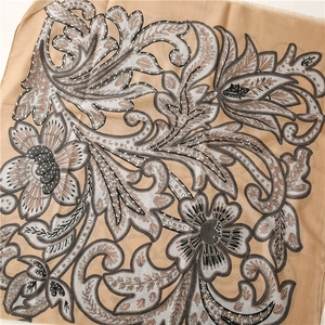 Detail eines kamel-schals mit bronzefarbenem Paisley-Blumenmuster und Fransenrand
