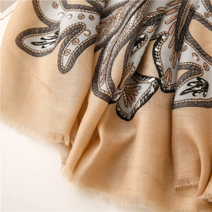 Nahaufnahme von Fischgrätenmuster-Schal mit Paisley-Print, Goldfolie und Wimpernfransen