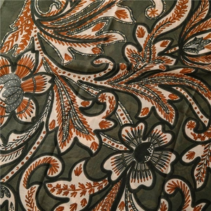 Detail eines botanischen Vintage-Musters auf Fischgräten-Schal mit Goldfolien-Blumen