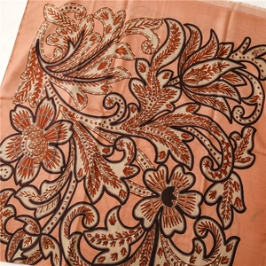 Detailansicht von Korallenschal mit Leinentextur, Goldblumendekor und Fischgrätenmuster