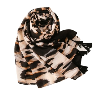 Bufanda de moda con estampado de leopardo y cebra con elegantes borlas negras