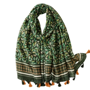 Écharpe en coton et lin vert avec motifs de feuilles et bordures à franges colorées