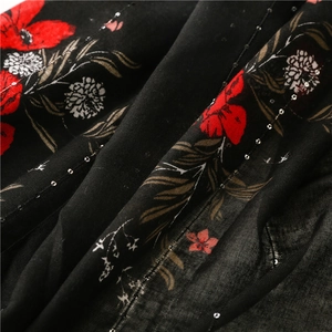 Écharpe vintage en lin de coton avec fleurs rouges, paillettes argentées et pompons