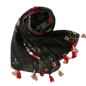 Écharpe ethnique noire à motifs floraux avec glands à paillettes en vue d'ensemble