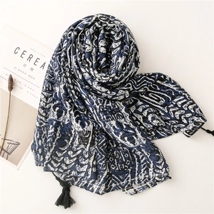 Écharpe ethnique rétro à motif porcelaine bleue et blanche avec détails de pompons