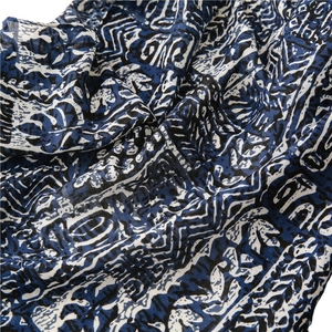 Écharpe ethnique en coton et lin avec motifs de porcelaine bleue et blanche peints à la main