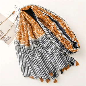 Sciarpa boho in cotone e lino con stampa geometrica e nappe in blu scuro e arancio