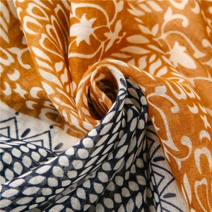 Sciarpa retrò in cotone e lino con motivi floreali vintage e nappe con frange