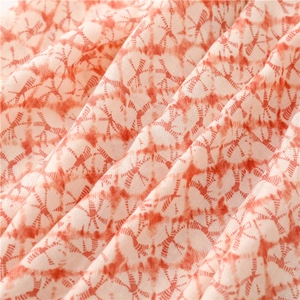 Nahaufnahme von orange-weißem Batikschal mit Crinkle-Textur und Baumwolle-Leinen-Gefühl