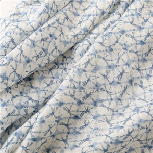 Makroaufnahme von Schalstoff aus Baumwolle mit blauen geometrischen Mustern